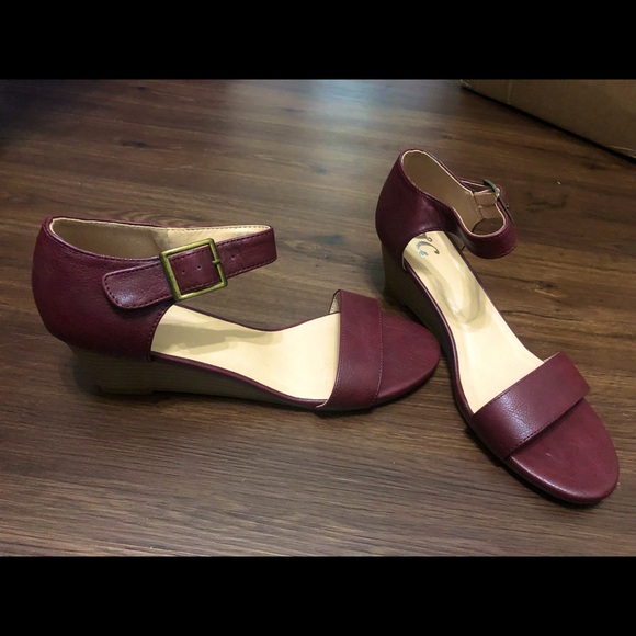 Maroon wedges with gold buckle - Picture 2 of 4